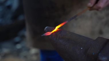 Demirci bir demircide örsün üzerinde çalışıyor. Sıcak metal dövmesi. Yüksek kaliteli FullHD görüntüler