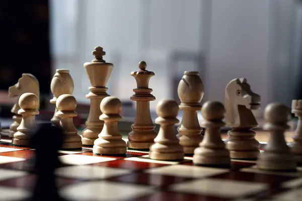 Oyun başlamadan satranç tahtasında. Satranç taşları, düello, strateji, oyun konsepti. Yüksek kalite fotoğraf
