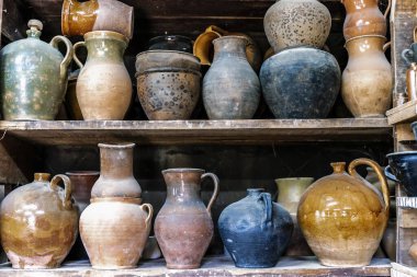 Eski çanak çömlek, sürahi, tencere. Eski kırsal çömlek. Yüksek kalite fotoğraf