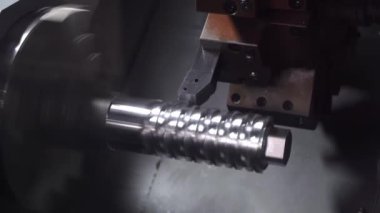 Cnc makine torna endüstrisi. Metal, bilgisayar kontrollü bir değirmen makinesiyle çalışıyor. Yüksek kaliteli FullHD görüntüler