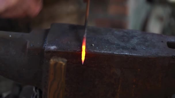 铁匠在铁锤上工作时被锻成这样 热金属锻造 优质Fullhd影片 — 图库视频影像