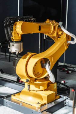 Makine robot kolu fabrikada. Modern bir makinede parçaların modern teknoloji fabrikası üretimi. Yüksek kalite fotoğraf. Yüksek kalite fotoğraf
