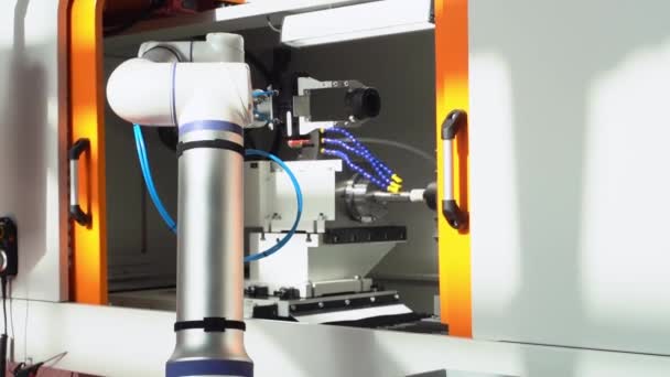 Geautomatiseerde Handfreesmachine Voor Metaal Moderne Technologische Fabricage Van Onderdelen Een — Stockvideo
