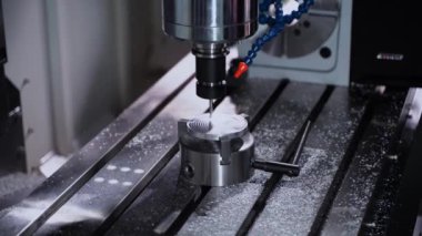 Cnc makine torna endüstrisi. Metal, bilgisayar kontrollü bir değirmen makinesiyle çalışıyor. Yüksek kaliteli FullHD görüntüler
