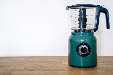 Kokteyller ve ev yapımı yemekler için klasik blender. Sarı arka planda kırmızı blender. Minimum sanat konsepti, kopyalama alanı. Yüksek kalite fotoğraf