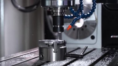 Cnc makine torna endüstrisi. Metal, bilgisayar kontrollü bir değirmen makinesiyle çalışıyor. Yüksek kaliteli FullHD görüntüler