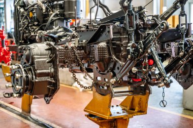 Traktör endüstrisi üretimi. Fabrika hattında yeni traktörler. Tarım makinelerinin üretimi. Yüksek kalite fotoğraf