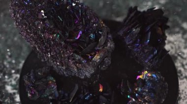 Karborundum olarak silikon karpit sic, mineral taş. Sentetik karborundum kimyasal bileşiği. Metal işleme için öğütülmüş mineral. Yüksek kaliteli FullHD görüntüler