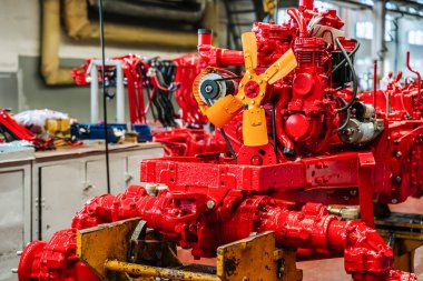 Traktör endüstrisi üretimi. Fabrika hattında yeni traktörler. Tarım makinelerinin üretimi. Yüksek kalite fotoğraf