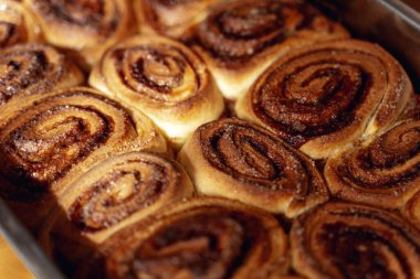 Tarçınlı çörek tabakta. Kahvaltıda ev yapımı fırın çölü. Yüksek kalite fotoğraf