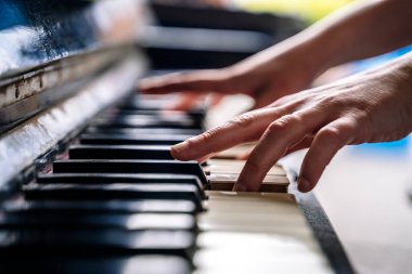 Piyano çalmak. Klasik piyano konseri veren bir el piyanisti. Yüksek kalite fotoğraf