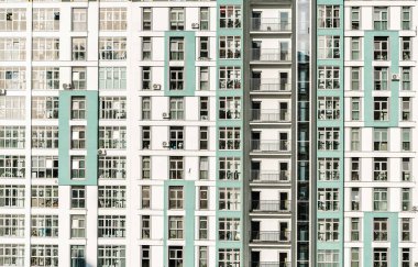 Modern mimarinin yeni apartmanı. Şehrin modern yerleşim yeri. Geliştirme, inşaat, konut kavramı. Yüksek kalite fotoğraf