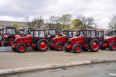 Minsk, Belarus - 27 Nisan 2024: Traktörler Belarus, Minsk 'teki MTZ traktör fabrikasında. Yüksek kalite fotoğraf