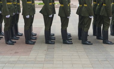 Moskova, Rusya - 15 Haziran 2024: Rus silahlı kuvvetleri ve Sovyet ordusu öğrencileri. Yüksek kalite fotoğraf