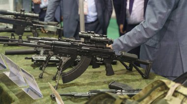 Cephanelik sergisi ve silah satışı, makineli tüfek ve tabancalar. Yüksek kalite fotoğraf