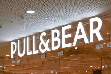 Varşova, Polonya - 17 Mart 2024: Çek ve Ayı mağazası. Brand Çekme ve Ayı Şirketi. Yüksek kaliteli illüstrasyon