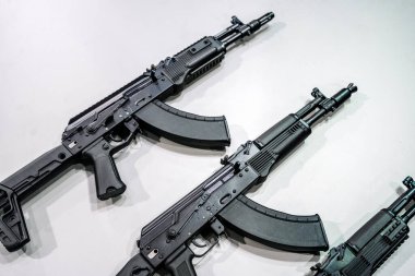 Modern silahlar otomatik tüfekler ve makineli tüfekler tezgahın üzerinde. Ordu ve polis için ateşli silahlar. Yüksek kalite fotoğraf