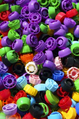 Plastik kapaklar. Bir sürü renkli kep. Sanayi, ekoloji, plastik işleme. Yüksek kalite fotoğraf