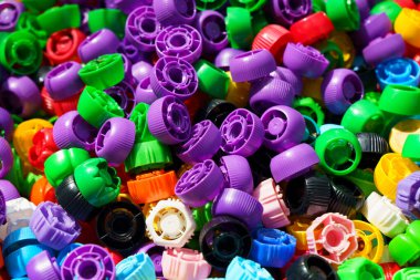 Plastik kapaklar. Bir sürü renkli kep. Sanayi, ekoloji, plastik işleme. Yüksek kalite fotoğraf