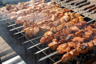 Kebap şiş et yemeği. Izgarada barbekü eti. - Evet. Yüksek kalite fotoğraf