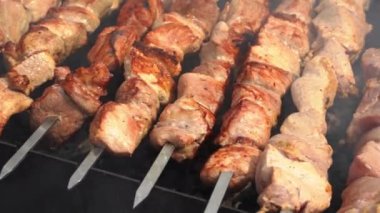 Kebap şiş et yemeği. Izgarada barbekü eti. - Evet. Yüksek kaliteli FullHD görüntüler