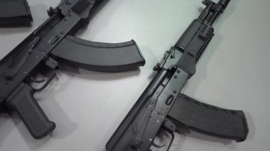 Askeri silah fuarında makineli tüfekler ve makineli tüfekler. Ordu ve polis için siyah, modern makineli tüfekler. Silah ticareti konsepti. Yüksek kaliteli FullHD görüntüler