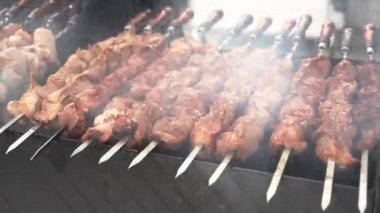 Kebap şiş et yemeği. Izgarada barbekü eti. - Evet. Yüksek kaliteli FullHD görüntüler