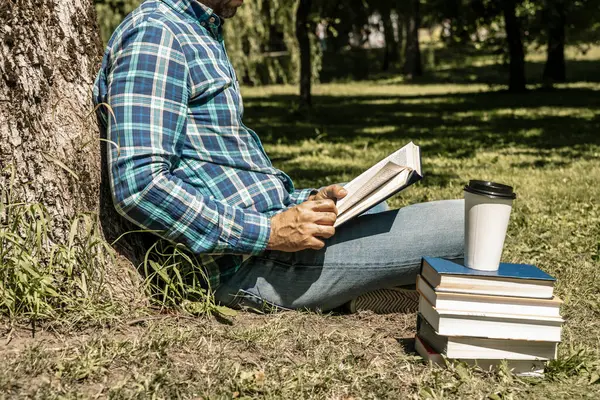 Kitap okuyordum. Genç bir adam kitap ya da ders kitabı okur. Eğitim, eğlence, iş konsepti. Yüksek kalite fotoğraf