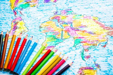 Çocuklar ve çocuklar için renkli kalemlerle dünya haritası çiziyor. Yüksek kalite fotoğraf