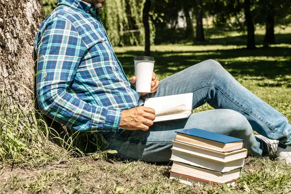 Kitap okuyordum. Genç bir adam kitap ya da ders kitabı okur. Eğitim, eğlence, iş konsepti. Yüksek kalite fotoğraf