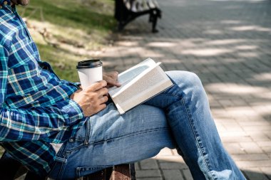 Kitap okuyordum. Genç bir adam kitap ya da ders kitabı okur. Eğitim, eğlence, iş konsepti. Yüksek kalite fotoğraf
