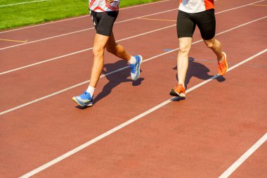 Koşu pistinde spor koşucuları. Spor, stadyum konsepti. Yüksek kalite fotoğraf