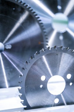 Dairesel testereler. Makineler için metal dairesel testereler, ahşap işçiliği, kesim. Yüksek kalite fotoğraf