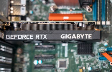 Vilnius, Litvanya - 4 Kasım 2024: Geforce RTX Gigabyte grafik video kartı. Yüksek kalite fotoğraf