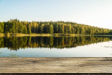 Orman gölü ve doğa geçmişi olan ahşap masa. Ürün ekran arka planı. Yüksek kalite fotoğraf