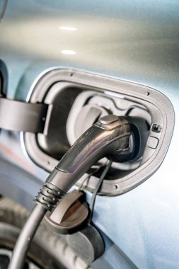 Elektrikli bir arabayı şarj etmek. Modern elektrikli araba. Yüksek kalite fotoğraf