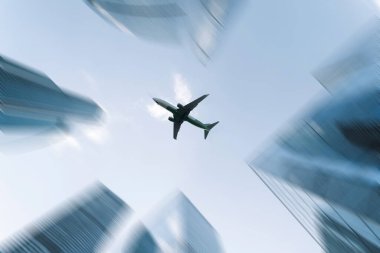 Finans merkezinin iş gökdelenlerinde uçan uçak. Seyahat, ekonomi, kargo, ulaşım konsepti. Yüksek kalite fotoğraf