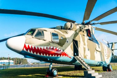 Minsk, Belarus - 29 Ocak 2025: Mil Mi-26 Sovyet ve Rus ağır taşıma helikopteri havaalanı parkında. Yüksek kalite fotoğraf
