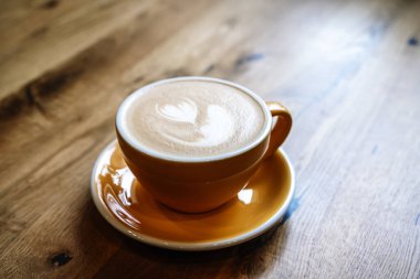 Kahve latte sanatı. Kahvaltı için kafede bir fincan cappuccino. Yüksek kalite fotoğraf