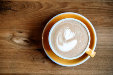 Kahve latte sanatı. Kahvaltı için kafede bir fincan cappuccino. Yüksek kalite fotoğraf