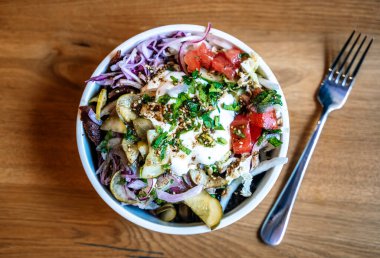 Ahşap masa arkasında salata kasesi. Ekolojik ürünlerden yapılmış lezzetli sağlıklı sebze salatası. Yüksek kalite fotoğraf