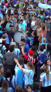 Buenos Aires, Arjantin - 18 Aralık 2022: Mutlu Arjantinli futbol taraftarları Katar 2022 FIFA 'daki final maçını kutladılar. Yüksek kaliteli FullHD görüntüler