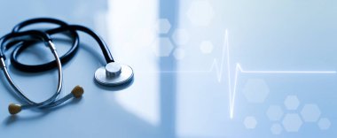 Tıbbi geçmişi var. Kliniğin arka planında steteskop var. Sağlık, analiz, terapi teknolojileri. Yüksek kalite fotoğraf