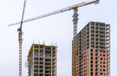 Modern dairelerin inşaatı. Vinç geçmişi olan bir inşaat alanı. Yüksek kalite fotoğraf