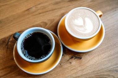 Kahve latte sanatı. Kahvaltı için kafede bir fincan cappuccino. Yüksek kalite fotoğraf