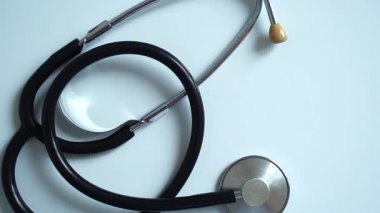 Klinikteki hafif doktorlar masasında tıbbi steteskop. Sağlık sigortası konsepti. Yüksek kaliteli FullHD görüntüler