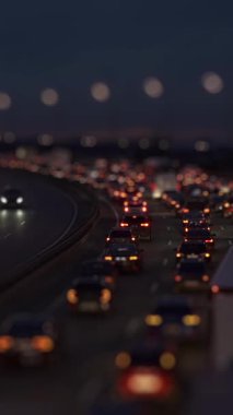 Gece şehir otobanında bir trafik arabası. Bulanık dikey video. Yüksek kaliteli FullHD görüntüler