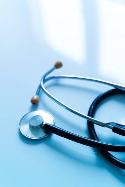 Klinikteki hafif doktorlar masasında tıbbi steteskop. Sağlık sigortası konsepti. Yüksek kalite fotoğraf