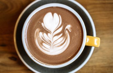 Sabah kahvaltıda, üzerinde süt resmi olan bir fincan kakao. Yüksek kalite fotoğraf