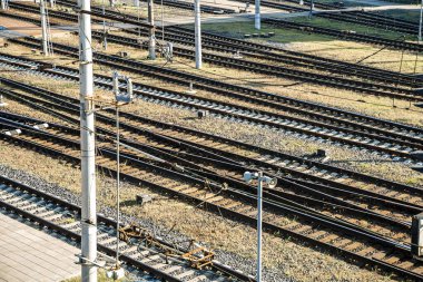 Tren rayları tren istasyonunda kesişiyor. Yüksek kalite fotoğraf